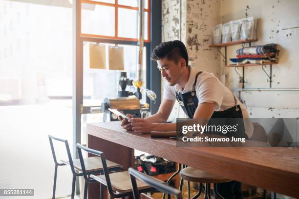 small business owner working in the cafe - cafe owner fotografías e imágenes de stock