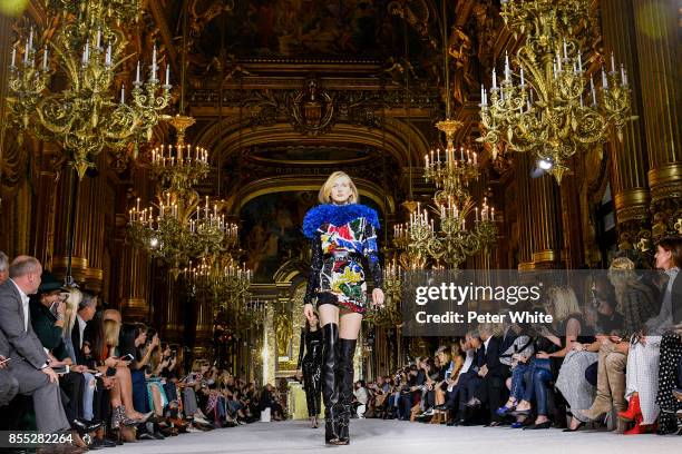 Leah Rodl walks the runway during the Balmain show as part of the Paris Fashion Week Womenswear Spring/Summer 2018 on September 28, 2017 in Paris,...