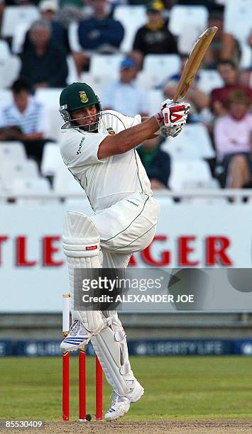South African batsmans Jacques Kallis bats during the 2nd day of the 3rd Test aginist Australia in Cape Town at Newlands grounds March 20, 2009....