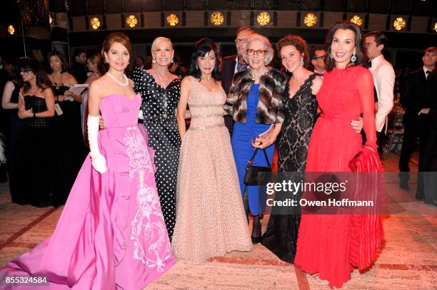 Jean Shafiroff, Michelle Herbert, Patricia Shiah, Barbara Tober and Fe Fendi attends the New York City Ballet's 2017 Fall Fashion Gala on September...