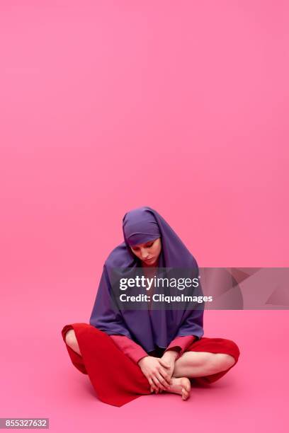 sad woman in hijab - cliqueimages 個照片及圖片檔