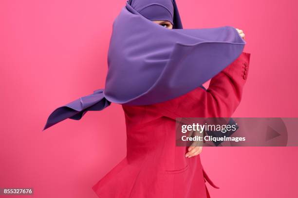 mysterious beauty of middle east - hijab fashion stockfoto's en -beelden