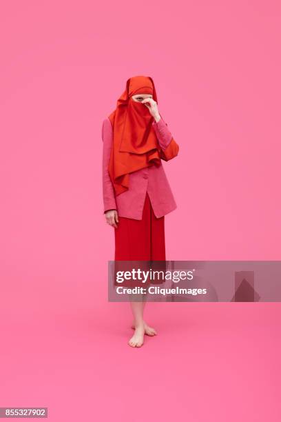 elegant woman in niqab - cliqueimages 個照片及圖片檔