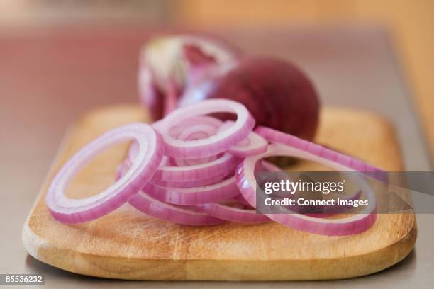 slices of red onion - spanish onion stock pictures, royalty-free photos & images