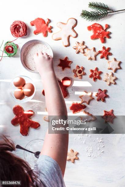 preparations for christmas biscuits - kids cooking christmas photos et images de collection