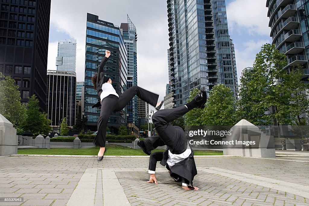 Empresários prática capoeira