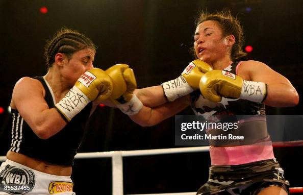 Elena Reed Susianna Kentikian of Germany and Elena Reid fight during the... News ...