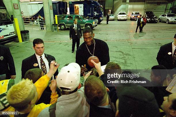 Portland Trail Blazers Shawn Kemp signing autographs for fans after game vs Seatle SuperSonics. Portland, OR 12/8/2001 CREDIT: Rich Frishman