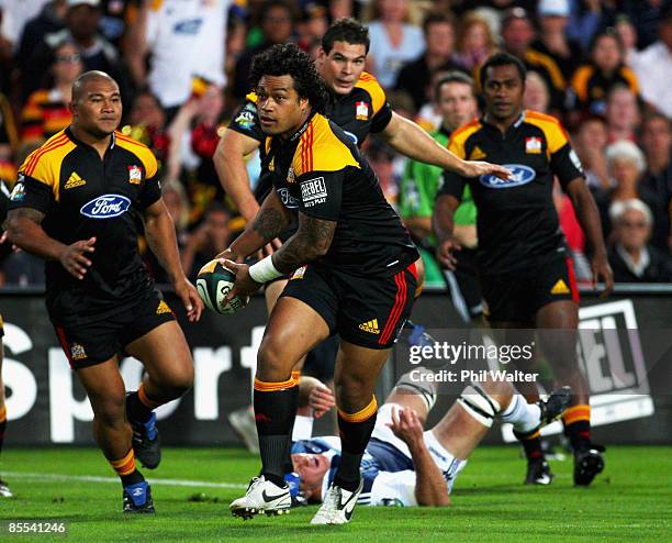 Sione Lauaki of the Chiefs offloads the ball during the round six Super 14 match between the Chiefs and the Blues at Waikato Stadium on March 21,...