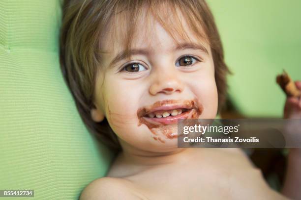 2 year old boy eating ice-cream - mundraum stock-fotos und bilder