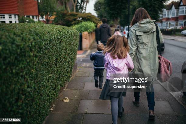 primo giorno di scuola - famiglia con due figli foto e immagini stock