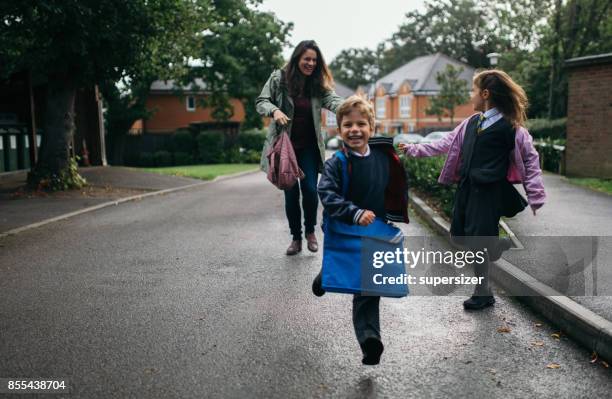 eerste dag van school - schooluniform stockfoto's en -beelden