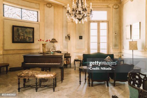 interno della villa coloniale a l'avana - antique sofa styles foto e immagini stock