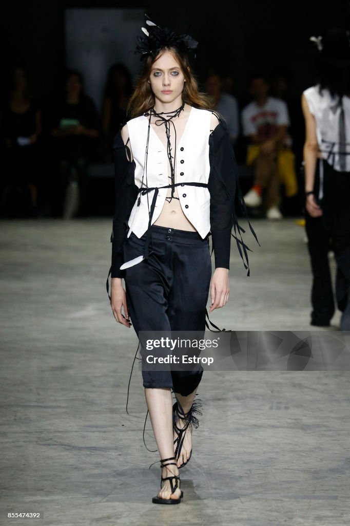 Ann Demeulemeester : Runway - Paris Fashion Week Womenswear Spring/Summer 2018