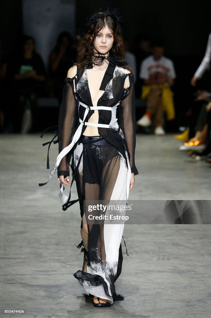 Ann Demeulemeester : Runway - Paris Fashion Week Womenswear Spring/Summer 2018