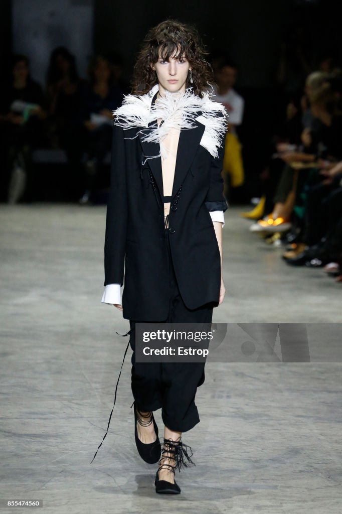 Ann Demeulemeester : Runway - Paris Fashion Week Womenswear Spring/Summer 2018