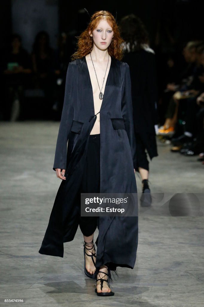 Ann Demeulemeester : Runway - Paris Fashion Week Womenswear Spring/Summer 2018