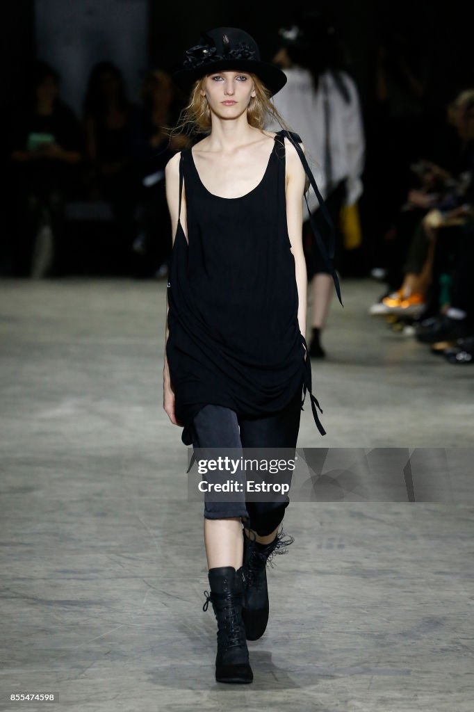 Ann Demeulemeester : Runway - Paris Fashion Week Womenswear Spring/Summer 2018