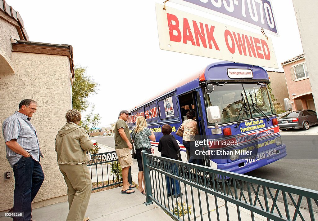 Real Estate Brokers Lead Bus Tour Of Foreclosed Homes In Vegas Area