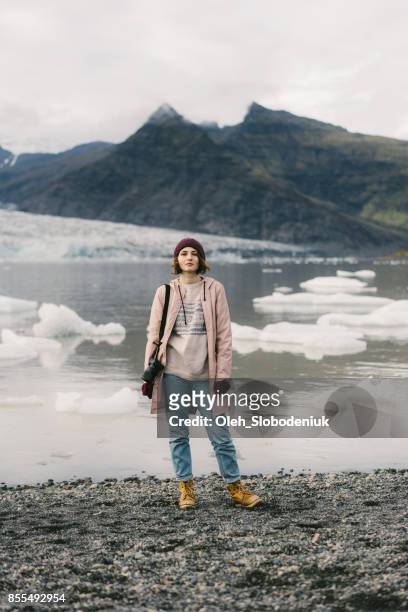 mujer caminando cerca de la jokulsarlon - jökulsárlón lagoon fotografías e imágenes de stock