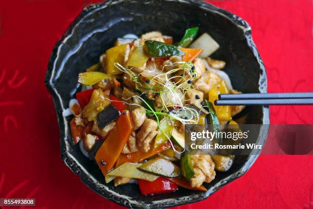 bowl with chinese vegetables and chicken meat salad - chow mein stock pictures, royalty-free photos & images