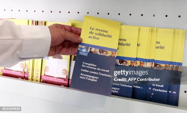 Des brochures informant sur le nouveau RSA sont à la disposition des usagers dans un centre de la CAF à Paris le 04 juin 2009. Le RSA est entré en...