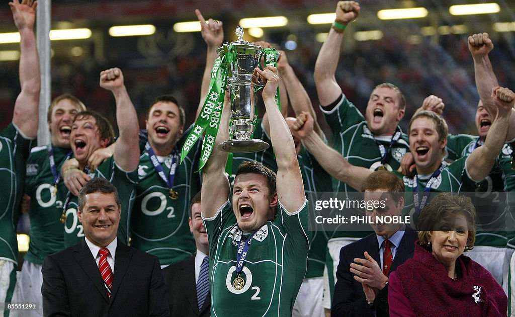 Ireland's captain Brian O'Driscoll (C) r