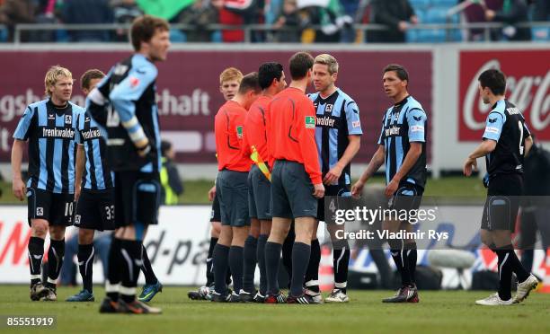 Torben Hoffmann of 1860 discusses with the referees as his team mates look dejected after losing 1:0 at the second Bundesliga match between Greuther...