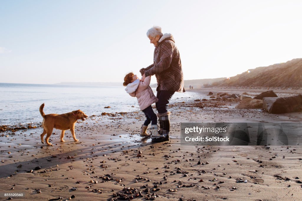 Grand-mère avec sa petite fille sur la plage