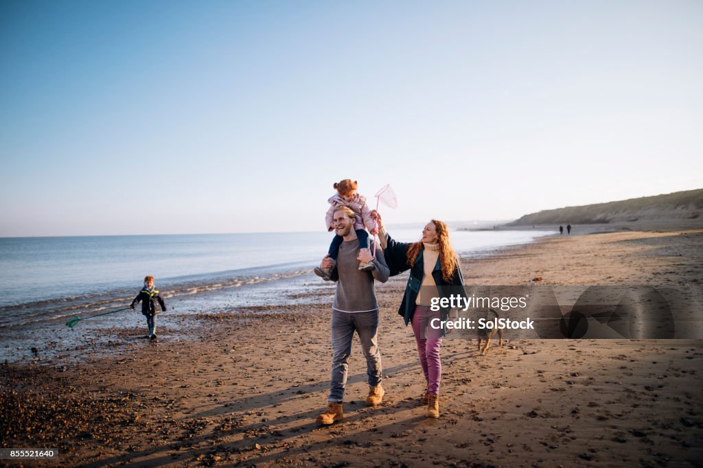 Familie op het strand in de Winter