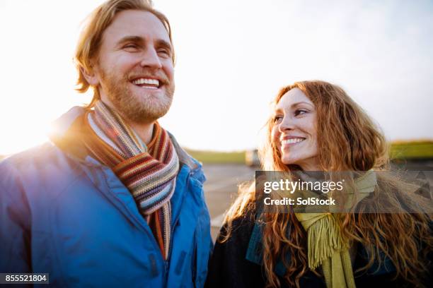 paar in liefde ontwaken langs de kust - appreciation stockfoto's en -beelden