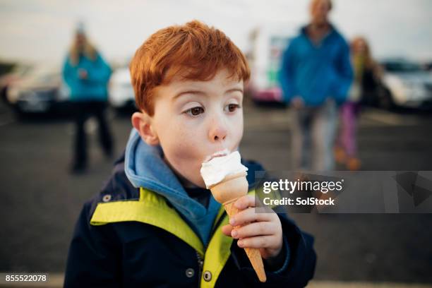 kleiner junge, eis essen, an der küste - glace cornet stock-fotos und bilder