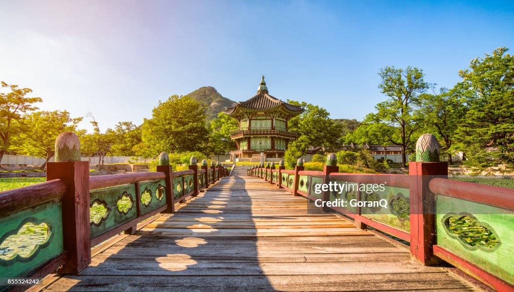 Puesta de sol del Palacio de Gyeongbokgung en Seúl, Corea.