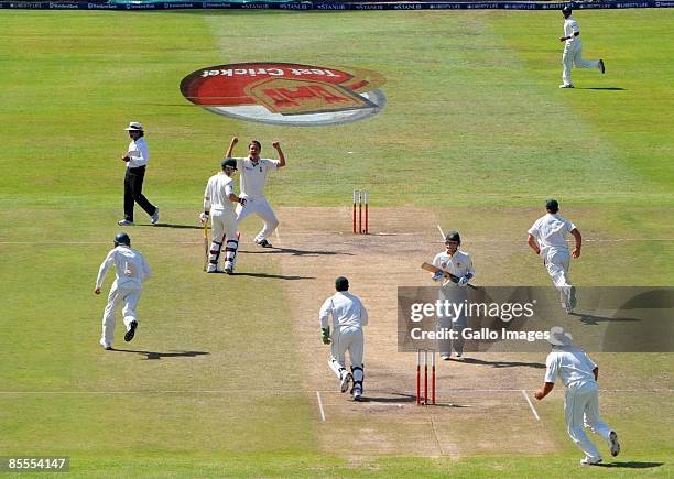 Paul Harris gets the wicket of Brad Haddin for 18 runs during day 4 of the 3rd test match between South Africa and Australia played at Newlands on...