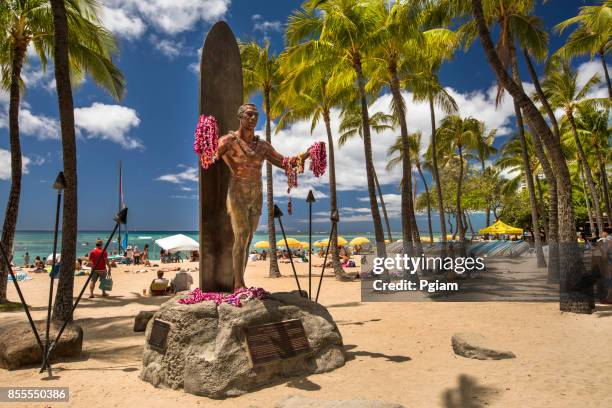 duke kahanamoku statue am strand von waikiki hawaii - insel oahu stock-fotos und bilder