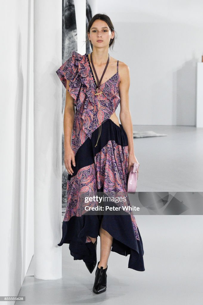 Loewe : Runway - Paris Fashion Week Womenswear Spring/Summer 2018