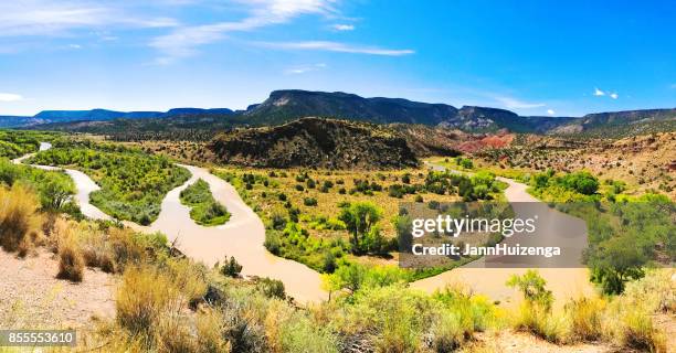 abiquiu, nm: con vistas al río chama en otoño - chama fotografías e imágenes de stock