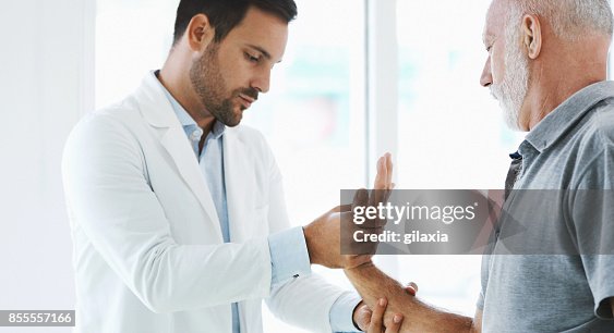 手首の痛みの検査。 手首の痛みの検査。