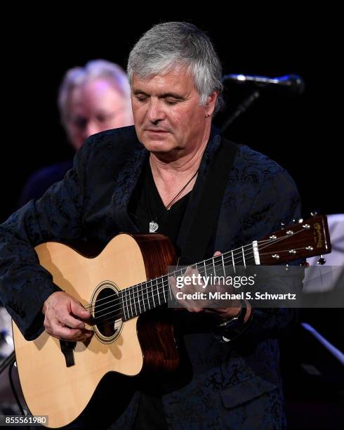 Juber Laurence Juber Photos and Premium High Res Pictures - Getty Images