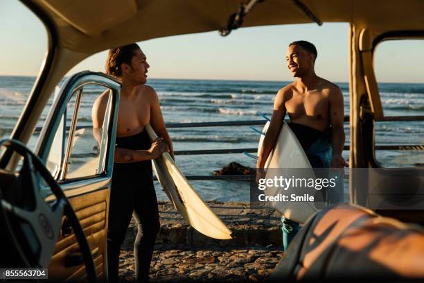 two surfers seen through a car door - african open day two fotografías e imágenes de stock