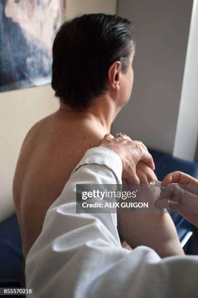 Un médecin vaccine une personne contre la grippe, le 28 octobre 2008 à Paris. Quadrupler la dose normale du vaccin anti-grippe dope le système...