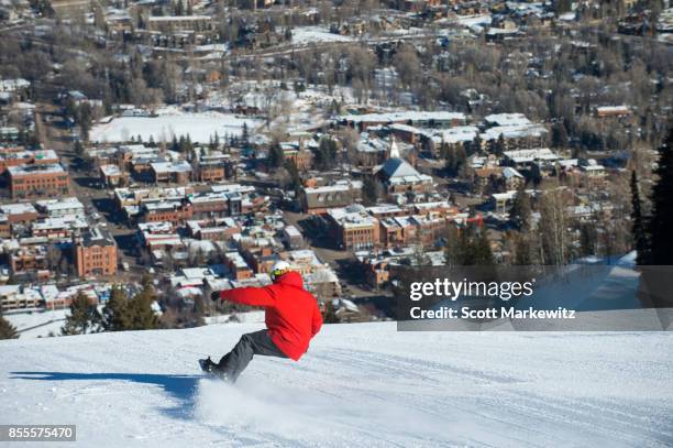 a man snowboarding in colorado - city of aspen colorado stock pictures, royalty-free photos & images