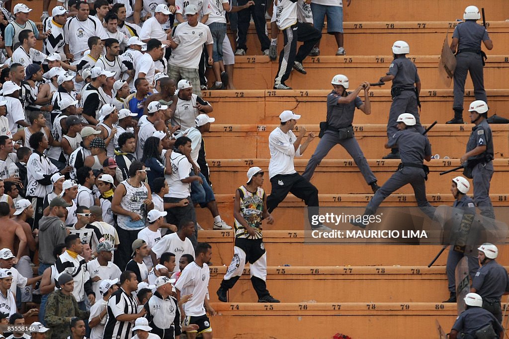 Fans of Santos clash with the police at