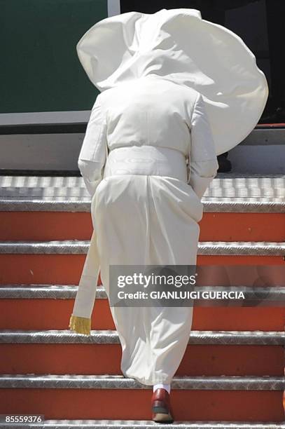 Pope Benedict XVI boards on March 23, 2009 his plane at Luanda's 4 Fevereiro International Airport at the end of his first tour of the African...