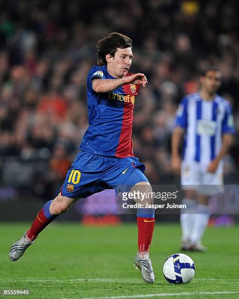 Lionel Messi of Barcelona runs with the ball during the La Liga match between Barcelona and Malaga at the Camp Nou Stadium on March 22, 2009 in...