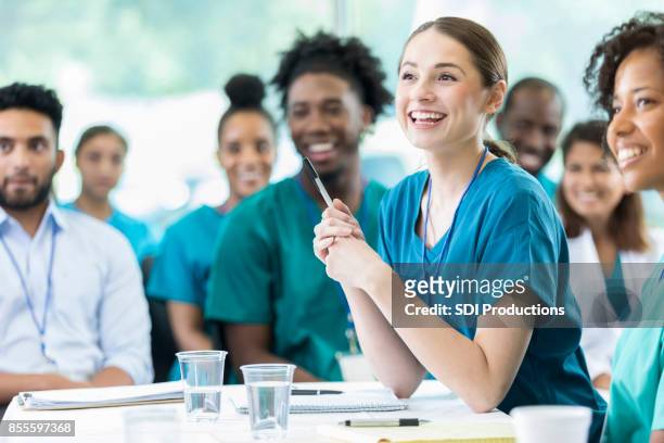attente verpleegkunde studenten in de klas - gezondheidszorg en medicijnen stockfoto's en -beelden