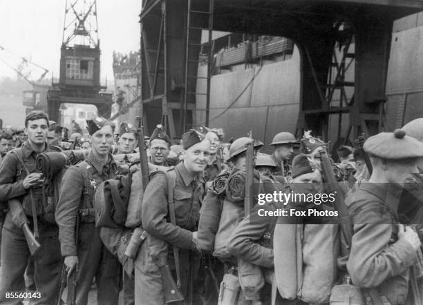 Members of the British Expeditionary Force withdraw to England during the Dunkirk evacuation, 26th May-4th June 1940.