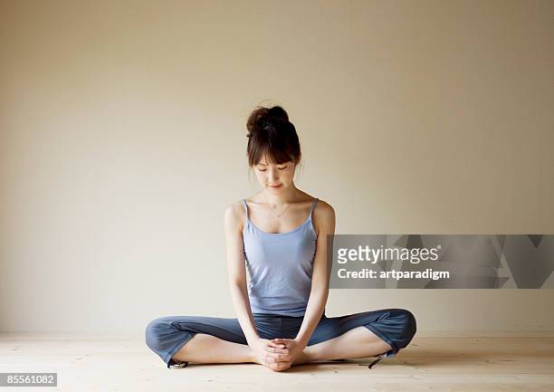 woman doing yoga - mirar hacia abajo fotografías e imágenes de stock