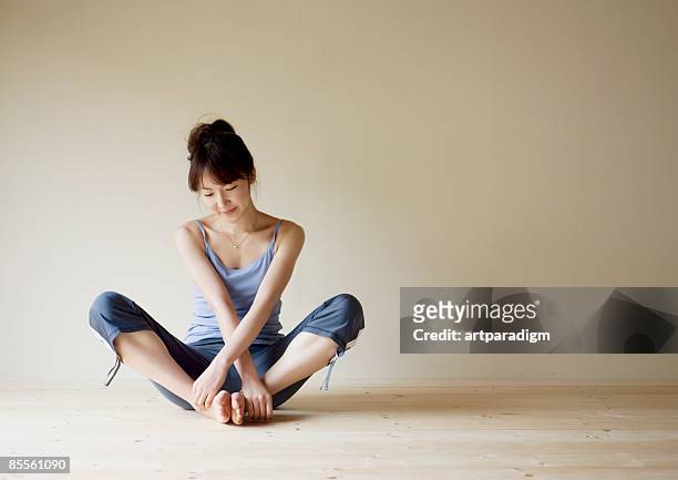 woman doing yoga - beautiful asian legs - fotografias e filmes do acervo