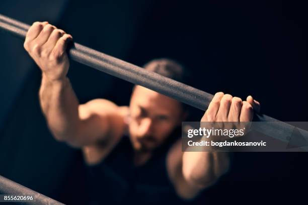 cross training - chin ups stockfoto's en -beelden